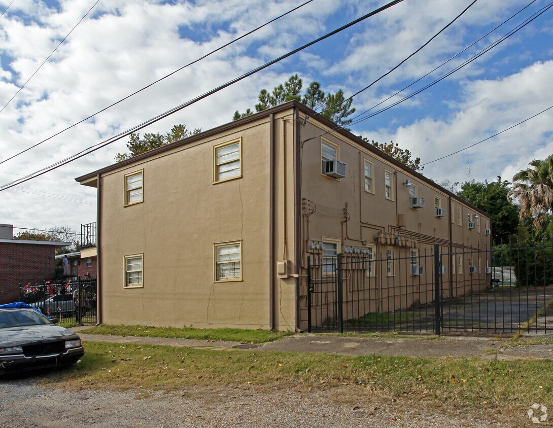 Building Photo - 4421 Burgundy St