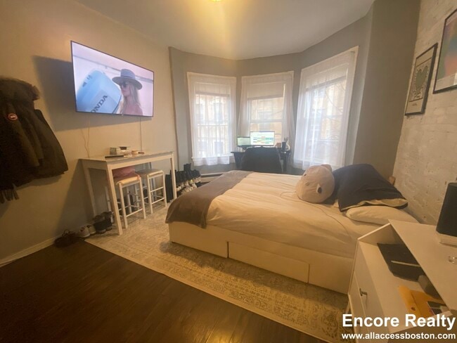 Building Photo - 40 Anderson St