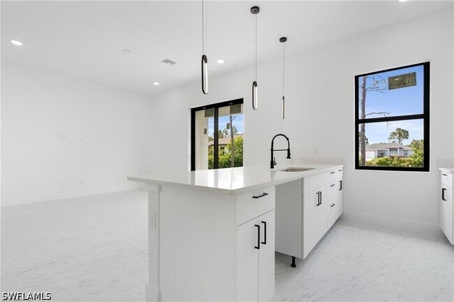 Building Photo - 3175 Sunshine Blvd N