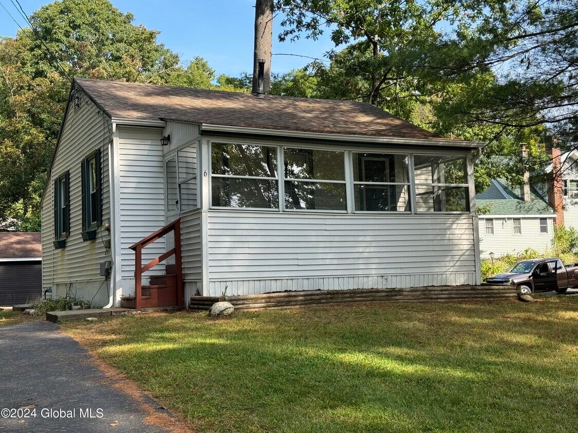 Foto principal - 6 Sullivan Dr
