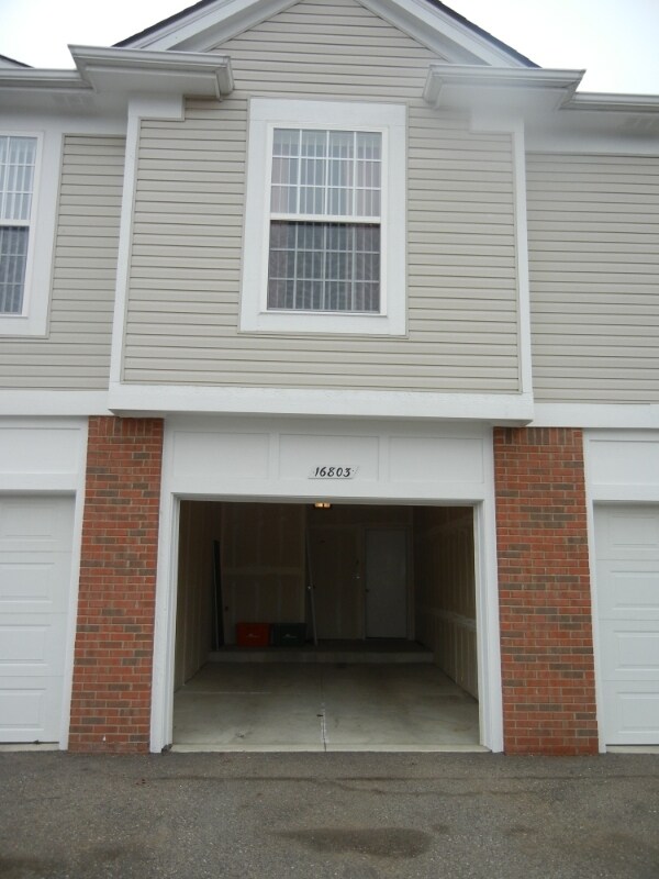 Foto del edificio - 16803 Dover Dr