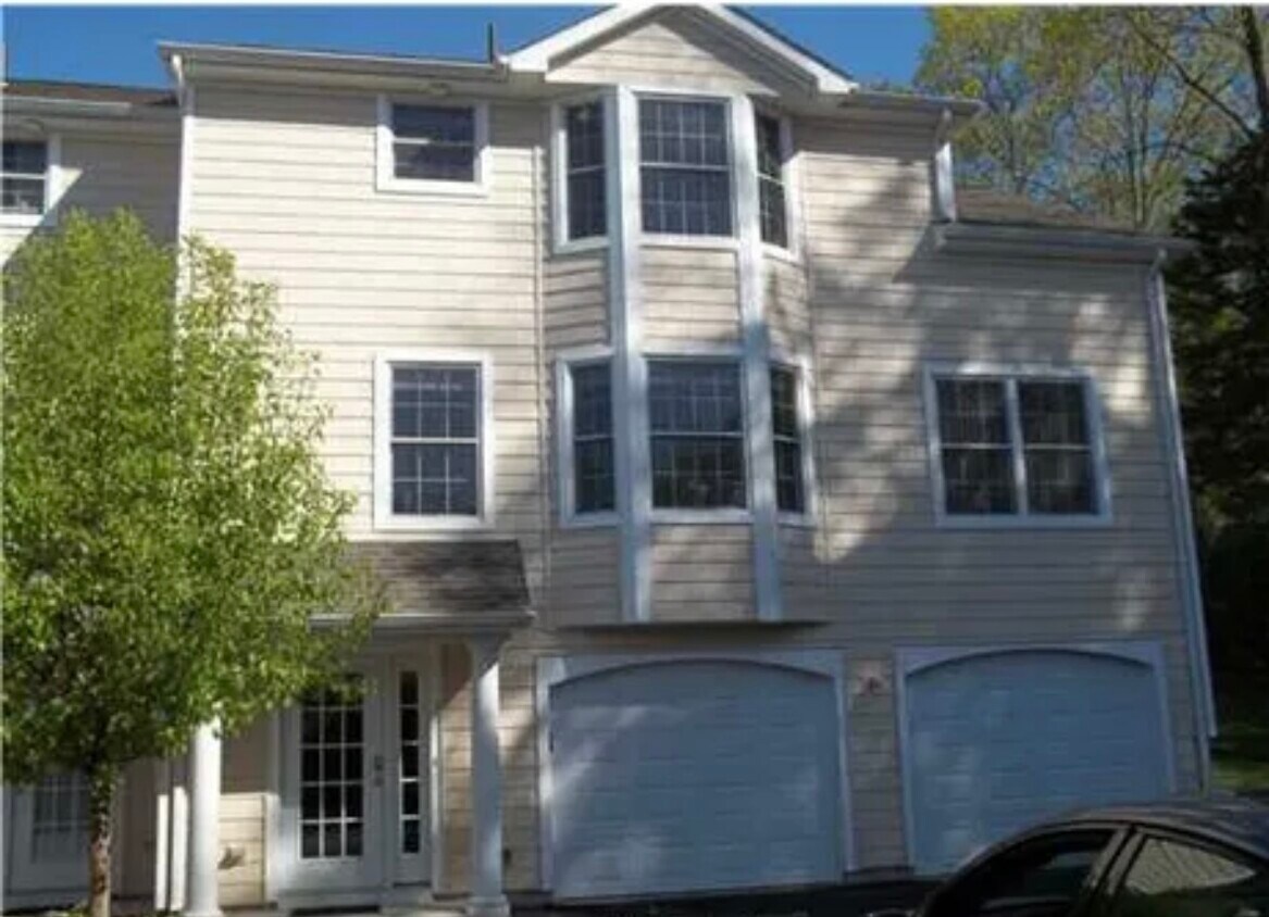 Primary Photo - 3 Parkwood Dr