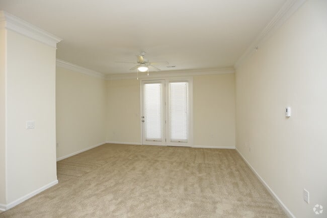 Sala de estar con chimenea O'Malley - Hunters' Ridge Apartments