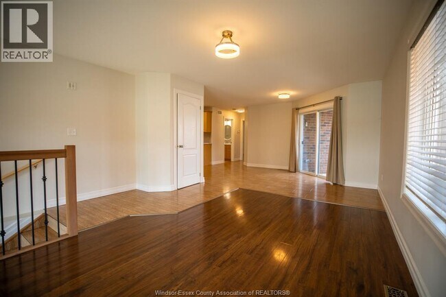 Photo du bâtiment - 98a Lansdowne Ave