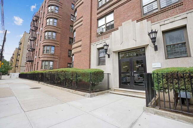 Foto del edificio - 2175 Cedar Ave