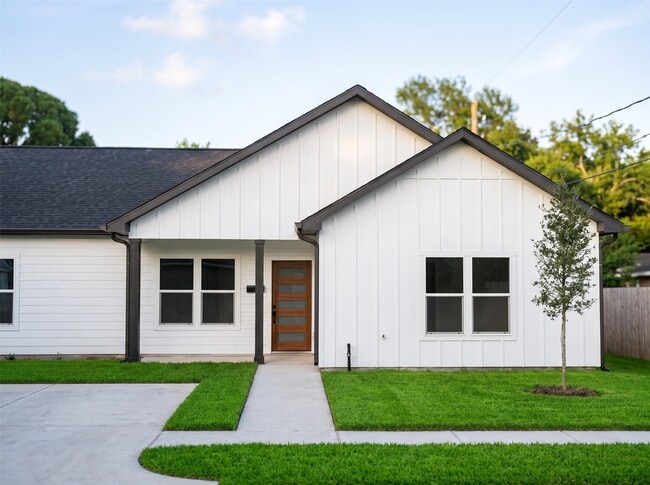 Building Photo - 5838 Beldart St