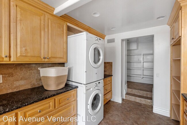Foto del edificio - 6 br, 4.5 bath House - 1212 Oak Avenue