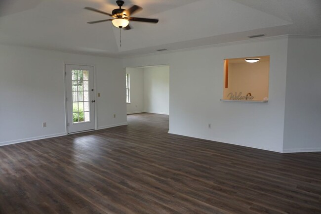 Foto del edificio - 3 Bedroom 2 Bathroom Home With Garage in M...