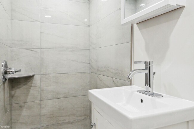 Foto del edificio - 2 br, 2 bath Triplex - 2025 N 16TH ST Unit B