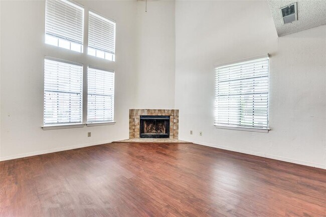 Foto del edificio - 4748 Old Bent Tree Ln