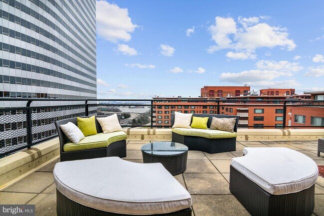 Foto del edificio - 1121 Arlington Blvd