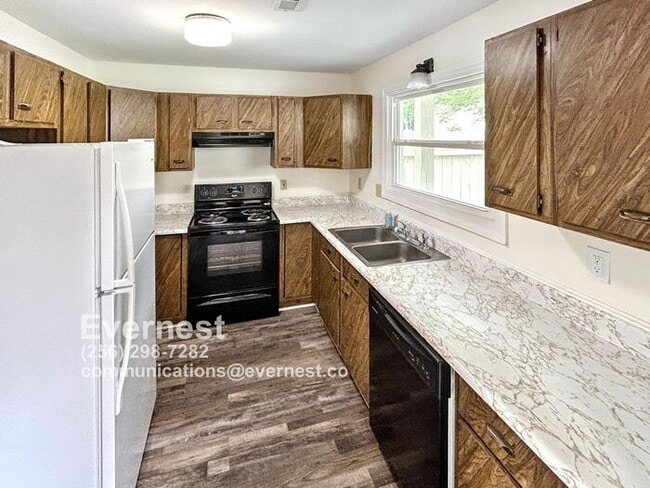 Building Photo - 2-Bedroom Home with Modern Amenities Near ...