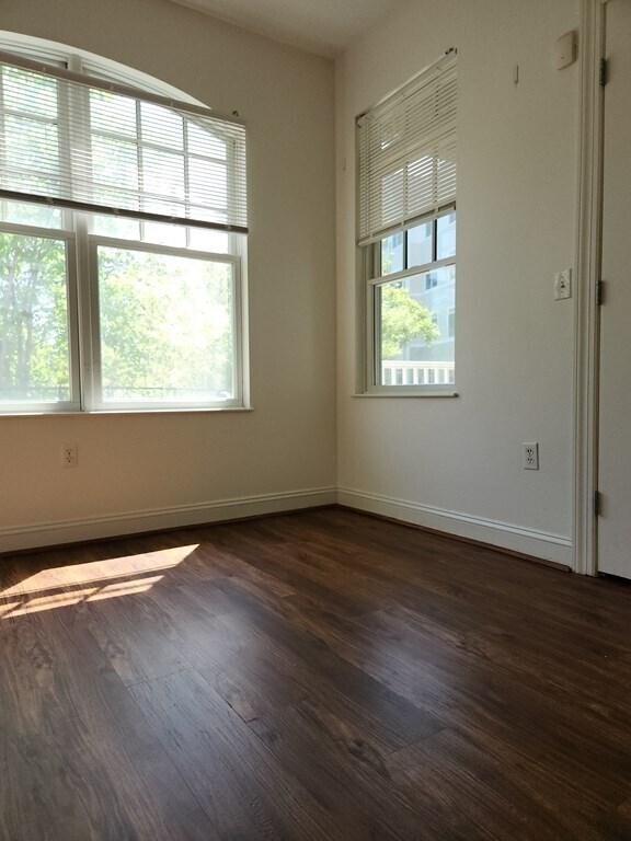 Foto del edificio - 614 Pond St