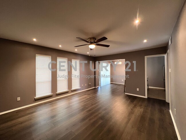 Building Photo - Updated 2/2 Condo in Great North Dallas Lo...