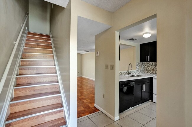 Foto del edificio - Townhouse with 2 Beds, 2.5 Baths, In-Unit Washer/Dryer