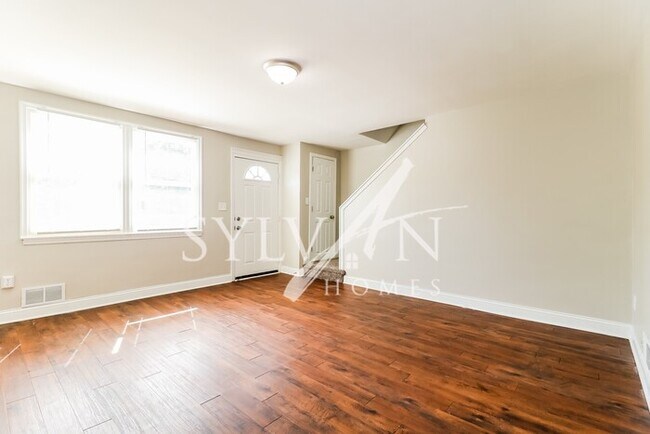 Building Photo - Don’t miss this unique  4 bedroom, 2 bathr...