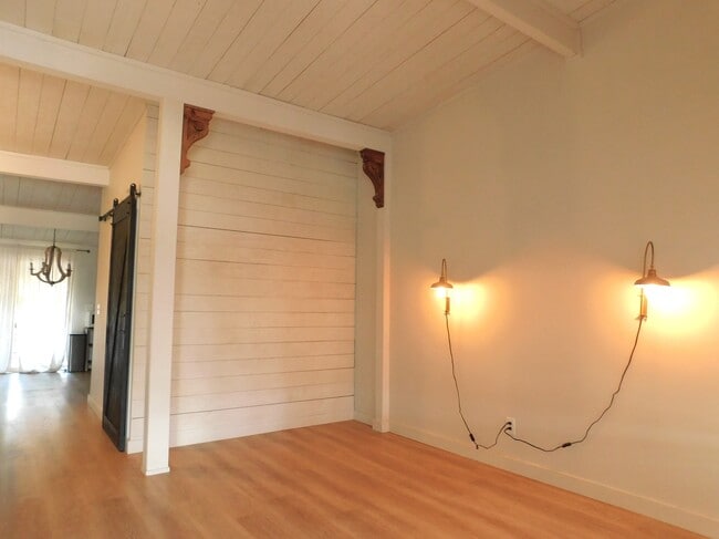 Building Photo - 612 Pine Ave