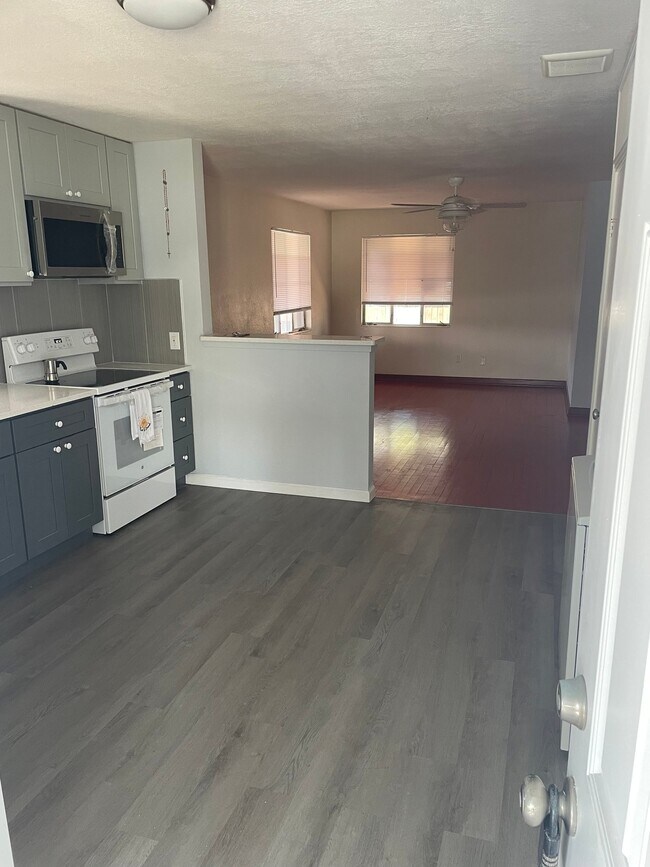 Building Photo - 810 8th Ave SW