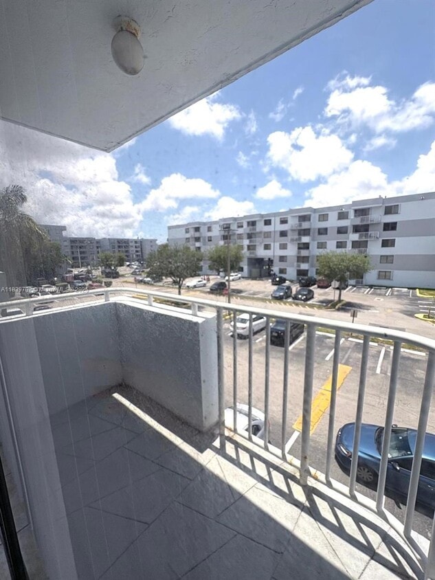 Foto principal - 8261 NW 8th St