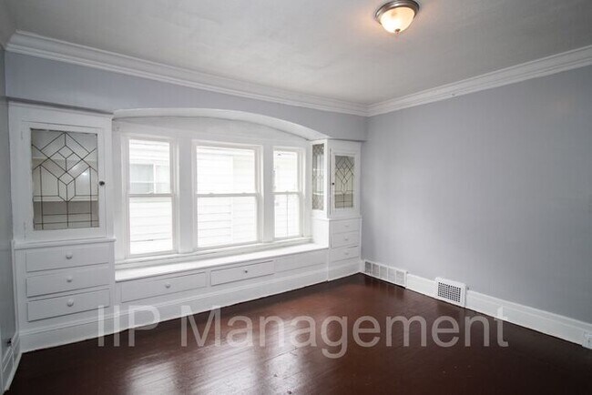 Building Photo - Charming and Refinished 2 Bedroom in Cleve...
