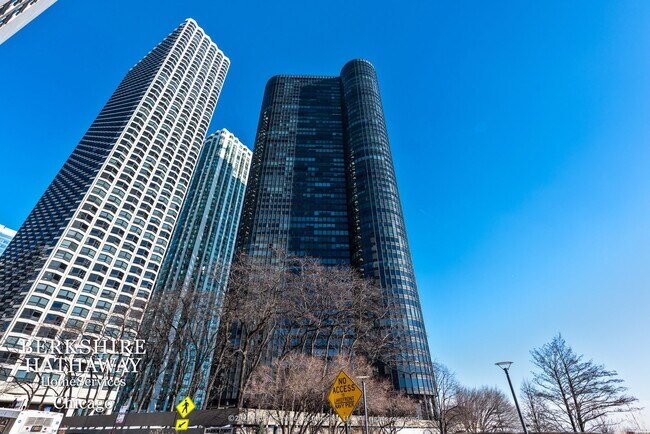 Foto del edificio - 155 N HARBOR Drive