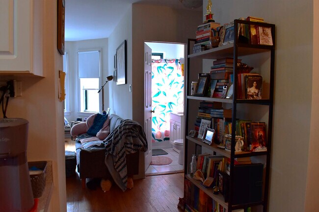 Building Photo - 3829 N Greenview Ave