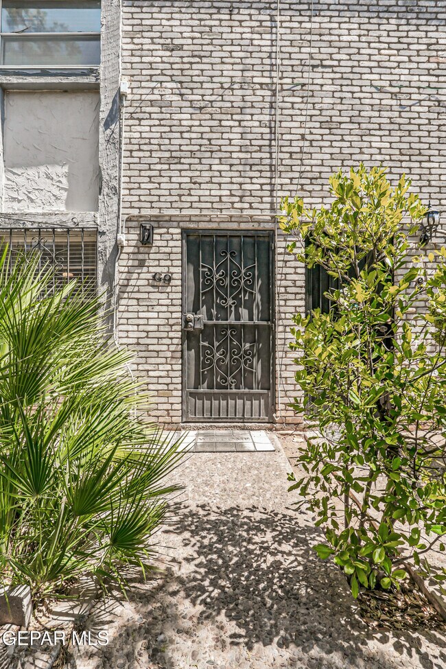 Building Photo - 6700 Escondido Dr