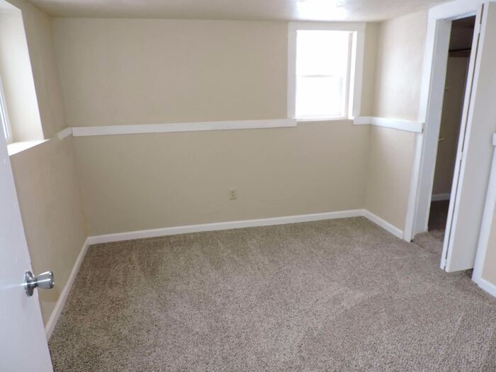 Building Photo - 2 bed, 1 bath duplex for rent