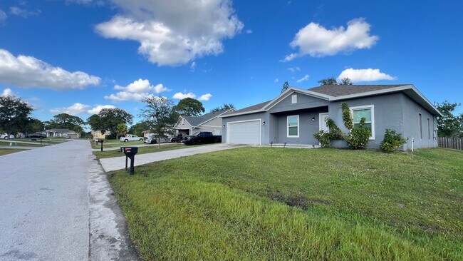 Foto del edificio - BEAUTIFUL 4 Bd/2 Ba Home in Lovely Palm Bay!!!
