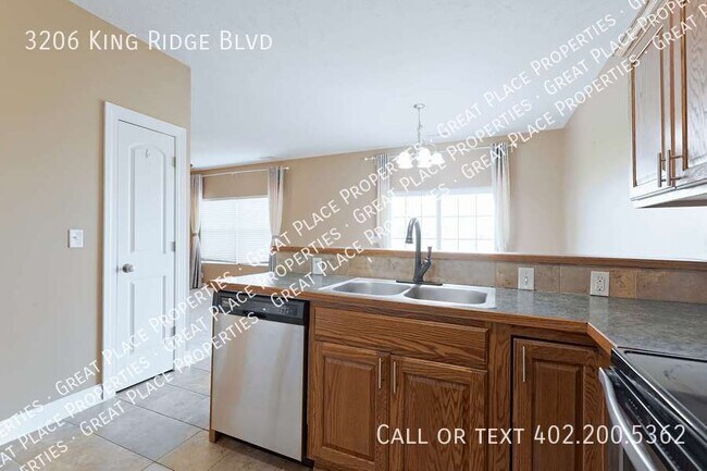 Building Photo - Beautiful Large Townhome in North Lincoln
