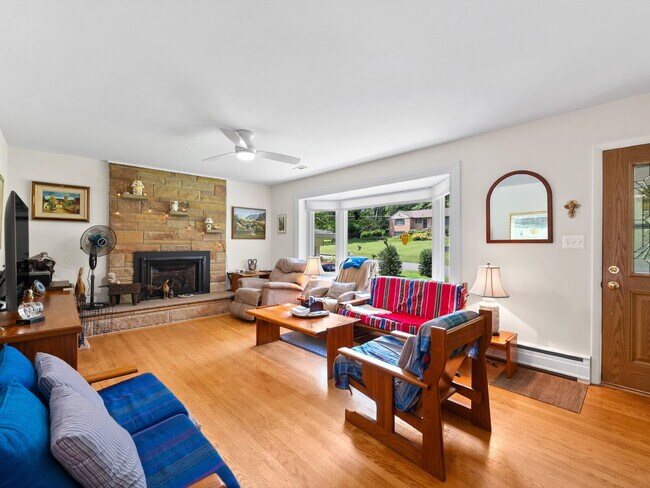 Building Photo - "Stunning 4-Bed Oasis with Granite Eleganc...