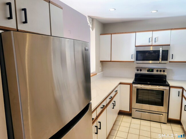 Building Photo - 15 Perry Ave