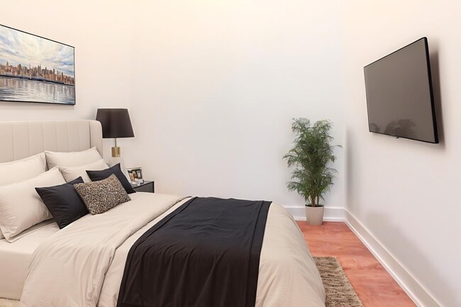 Building Photo - 1007 The Queensway