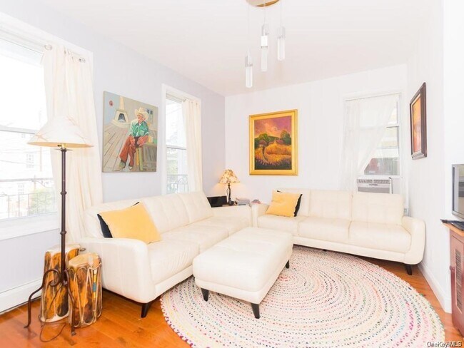 Foto del edificio - 446 W 259th St