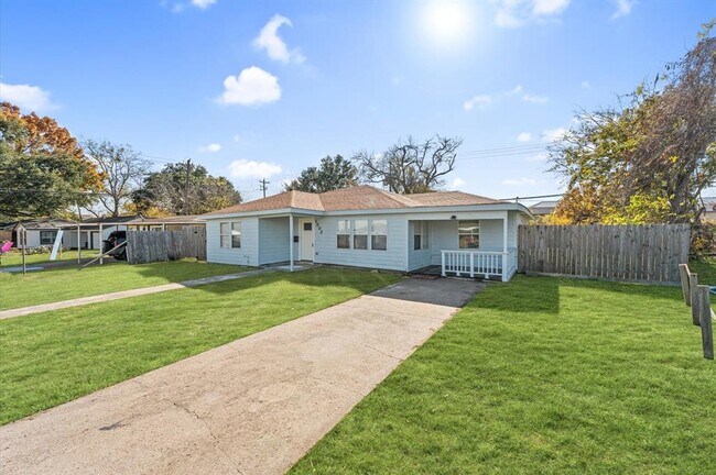 Building Photo - 1002 Sally Anne Dr