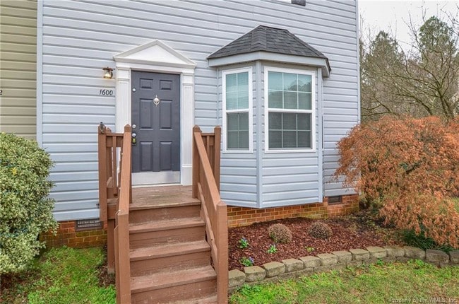 Foto del edificio - 1600 Skiffes Creek Cir