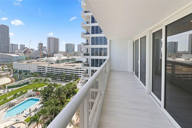 Building Photo - 1717 N Bayshore Dr