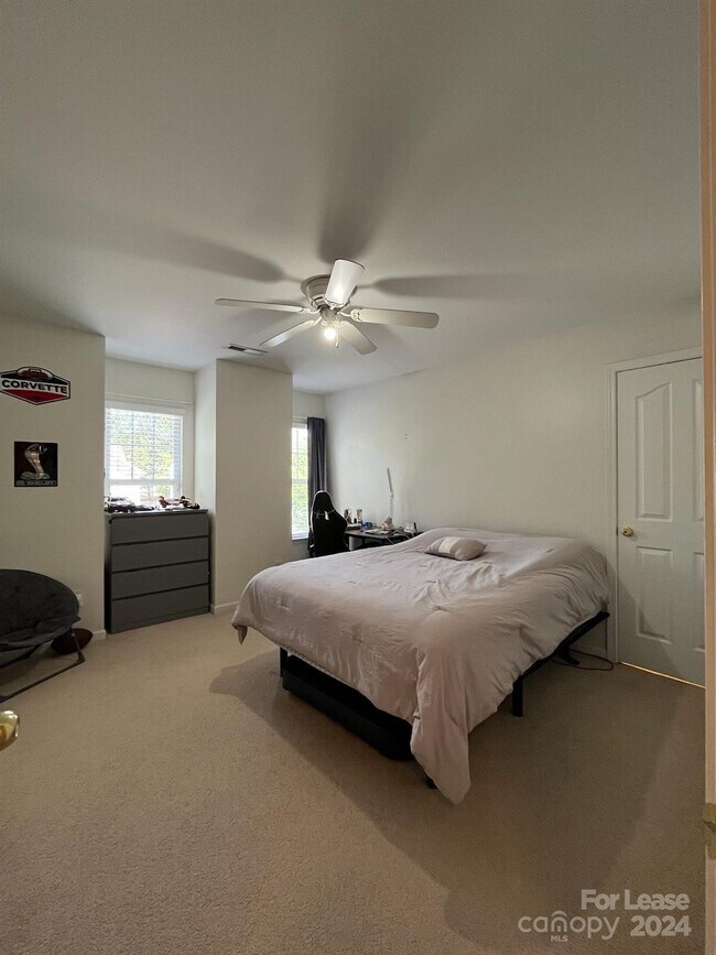 Foto del edificio - 9806 Forest Run Ln