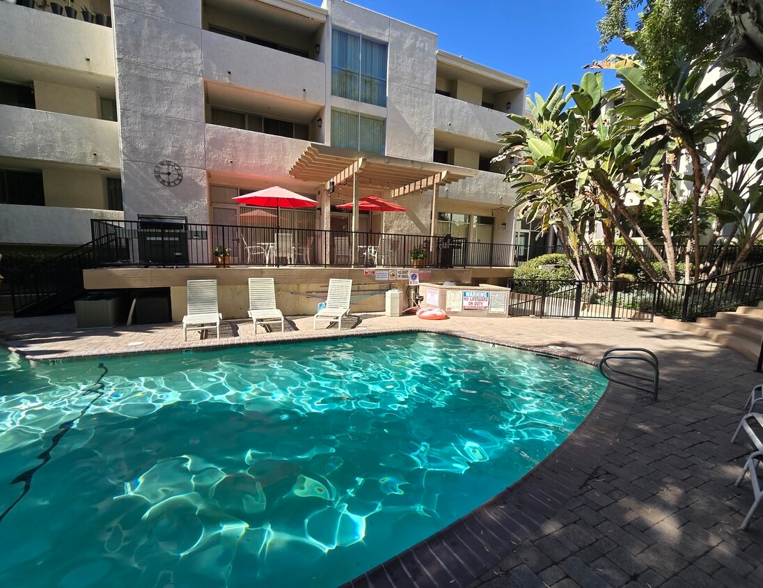 Top floor floor condo oversees the pool! - 5325 Newcastle Ave