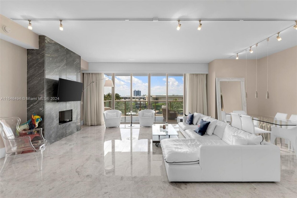 Primary Photo - 9705 Collins Ave