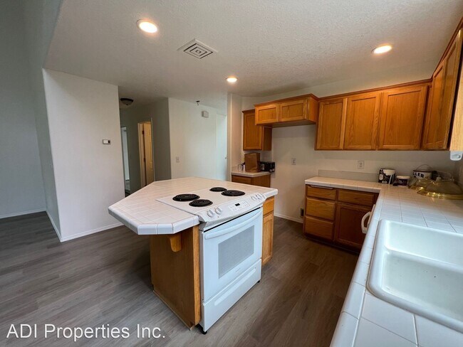 Building Photo - 4 br, 2.5 bath House - 8538 NE Alder Street