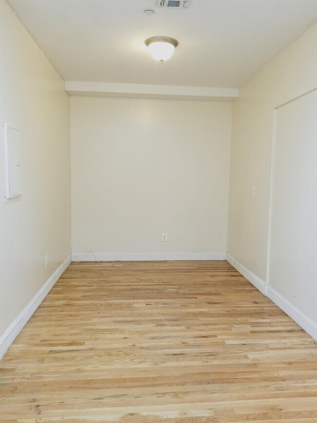 Building Photo - 510 25th St