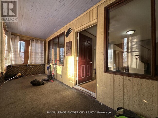 Photo du bâtiment - 1248 McEwan Ave