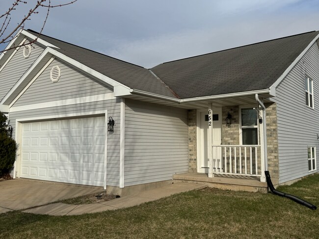 Frente de la casa - 648 S Burr Oak Ave