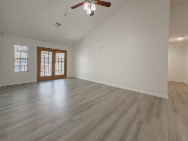 Foto del edificio - SEPTEMBER FREE RENT!! Spacious, NEWLY RENO...