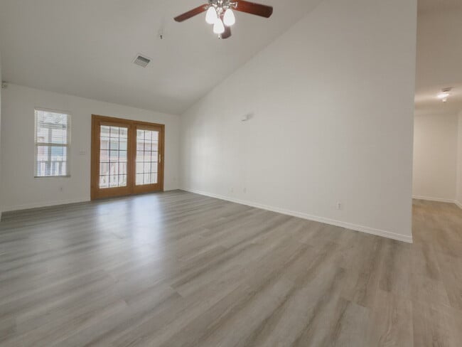Building Photo - SEPTEMBER FREE RENT!! Spacious, NEWLY RENO...