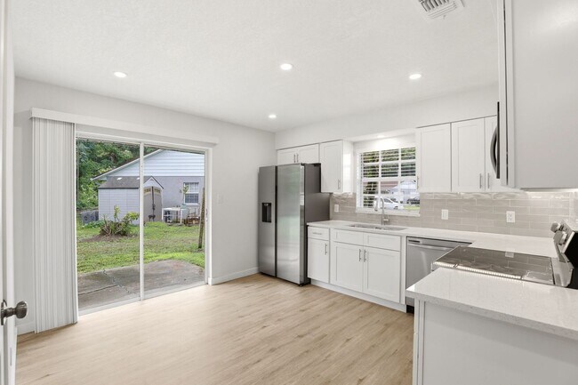 Foto del edificio - Stunning Remodeled 3BR Duplex in Oviedo with Modern Upgrades