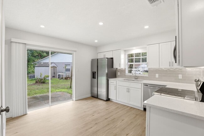 Building Photo - Stunning Remodeled 3BR Duplex in Oviedo with Modern Upgrades