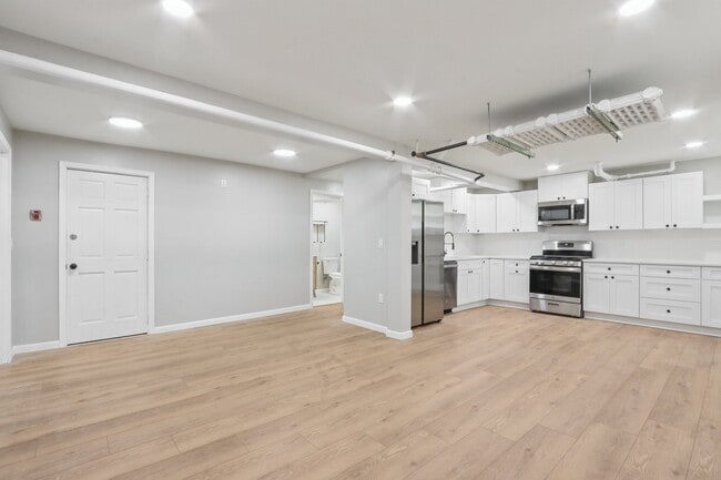 Building Photo - 2534 N Farwell Ave