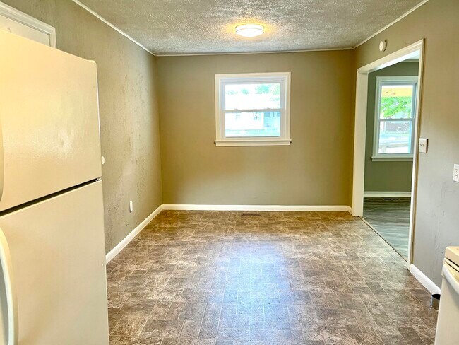 Building Photo - 105 S Iris Dr